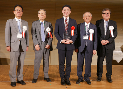 左から　荒井先生（日本老年学会理事長・受賞講演座長）、大島先生（長寿科学振興財団理事長）、田中先生、渡辺先生（長寿科学振興財団会長）、葛谷先生（日本老年学会理事・受賞講演座長）